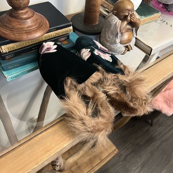 GIA COUTURE BLACK VELVET FLORAL FUR SLIP ON FLATS SHOES. Made in Italy. Size 37. - Picture 7 of 13